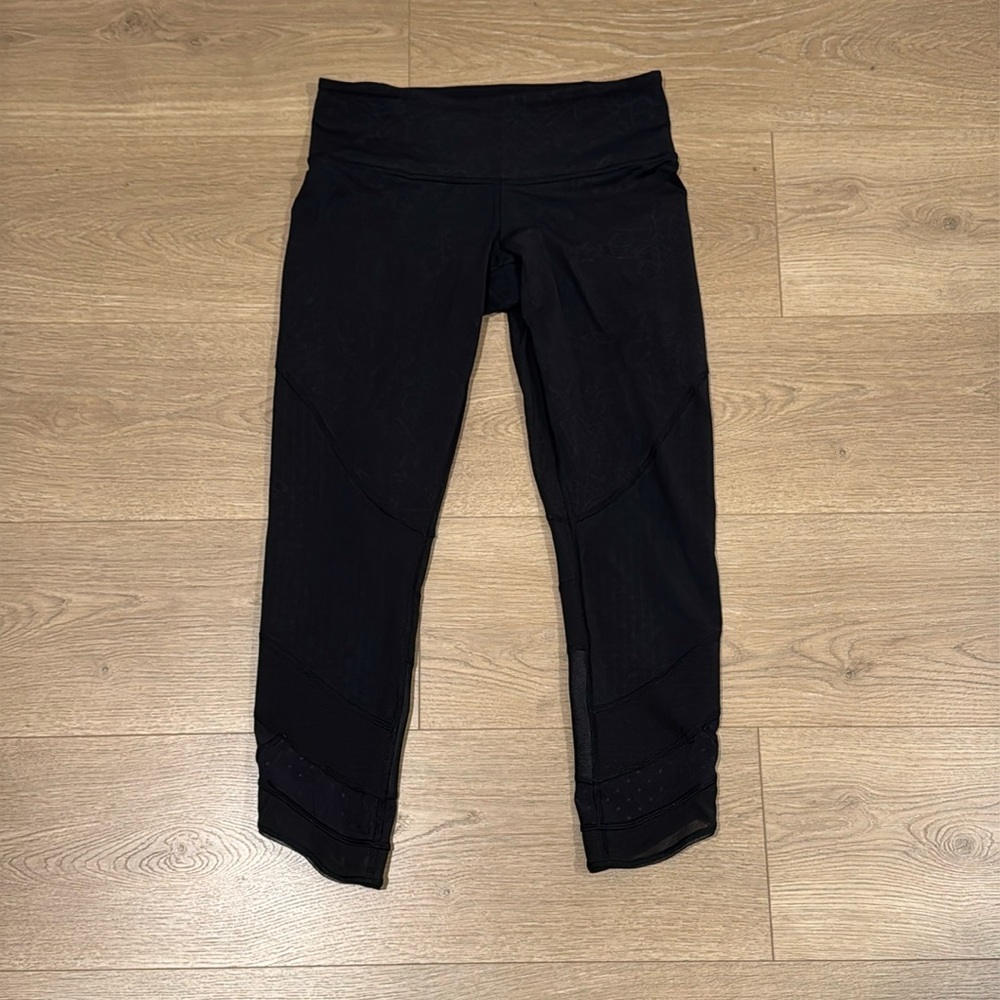 LULULEMON ATHLETICA size 6 Emerge Renewed Crop *Full on Luon Black Mesh